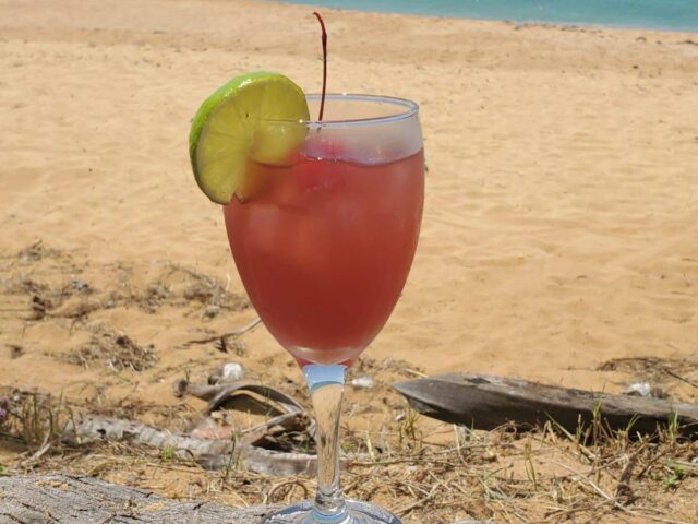 Contra Viento y Marea Restaurant and Beach Bar Pi√±ones 3